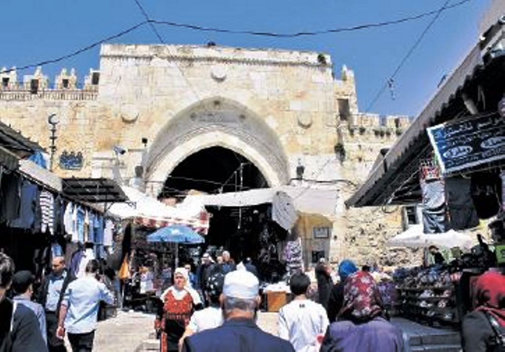 La puerta de Damasco es el punto de acceso al mercado en el sector árabe de la vieja ciudad. Jerusalén tiene ocho pórticos. (Foto Prensa Libre: Gustavo Montenegro)