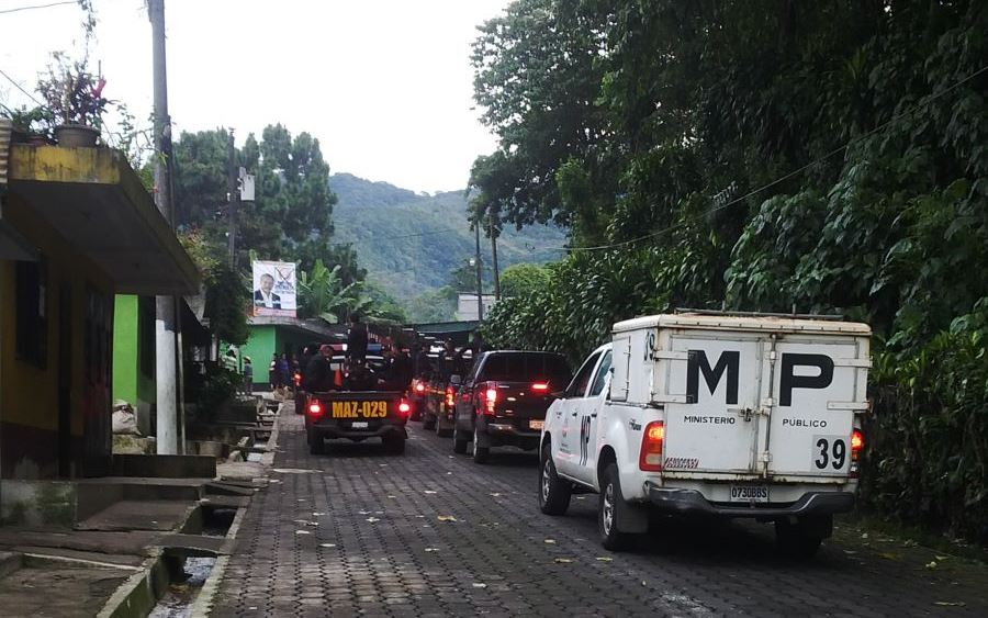 Autopatrullas de la PNC resguardan viviendas donde se realizan allanamientos, en San Miguel Pochuta, Chimaltenango. (Foto Prensa Libre: Víctor Chamalé)