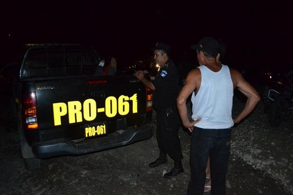 Agentes policiales de El Progreso trasladan en palangana de autopatrulla cadáver de presunto ladrón de transformadores. (Prensa Libre: Hugo Oliva)<br _mce_bogus="1"/>