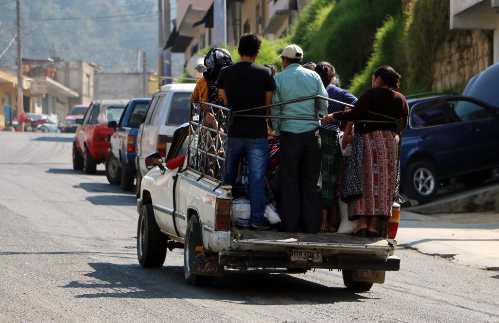 Vecinos de Zunil viajan en picops debido a la falta de servicio de buses. (Foto Prensa Libre: Carlos Ventura)