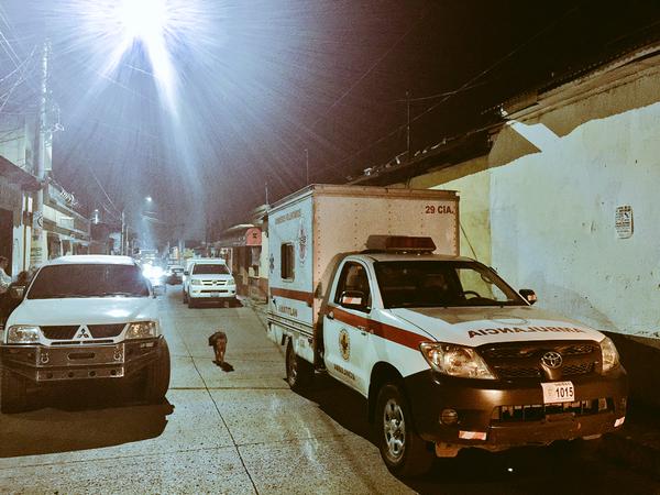 Los Bomberos Voluntarios atendieron el llamado de emergencia en Amatitlán y confirmaron la muerte del familiar del político. (Foto Prensa Libre: CVB)