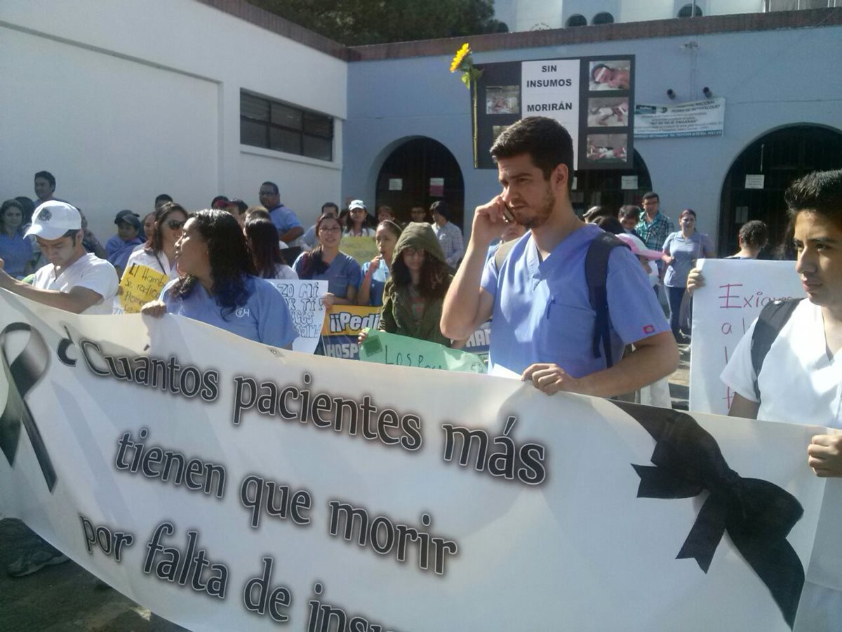 Trabajadores del Hospital Nacional Pedro de Bethancourt, de Antigua Guatemala, efectúan caminata para exigir insumos y medicamentos. (Foto Prensa Libre: Renato Melgar)