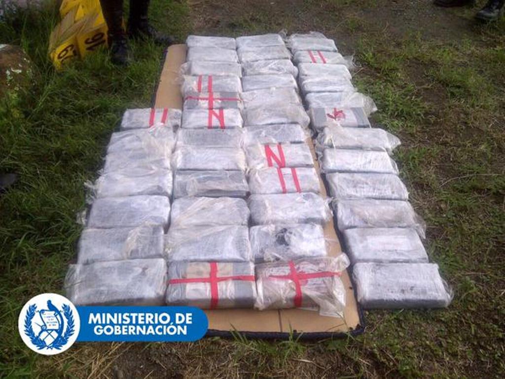 Algunos de los paquetes localizados con posible droga, en El Progreso, Jutiapa. (Foto Prensa Libre @mingobguate)