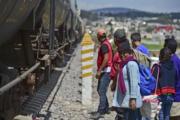 Migrantes centroamericanos esperan el llamado tren de carga La Bestia, Chiapas, México. (Foto Prensa Libre: AFP)