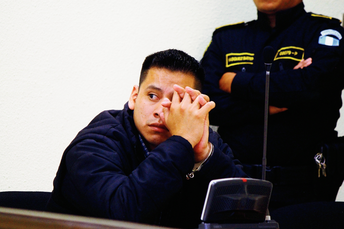 Denis Rigoberto Cortés Cuc fue condenado a 27 años  y seis meses de prisión por haber abusado sexualmente y agredido a sus hijastras gemelas de 6 años. (Foto Prensa Libre: Carlos Ventura)