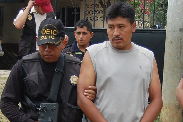 Uno de los hombres capturados este viernes en varios operativos efectuados en Coatepeque, Quetzaltenango. (Foto Prensa Libre)