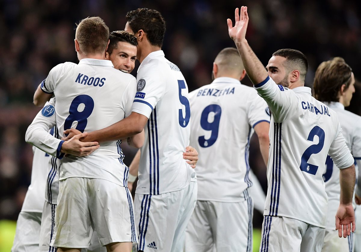 Cristiano y sus compañeros celebran el tercer gol del Madrid. (Foto Prensa Libre: AFP)