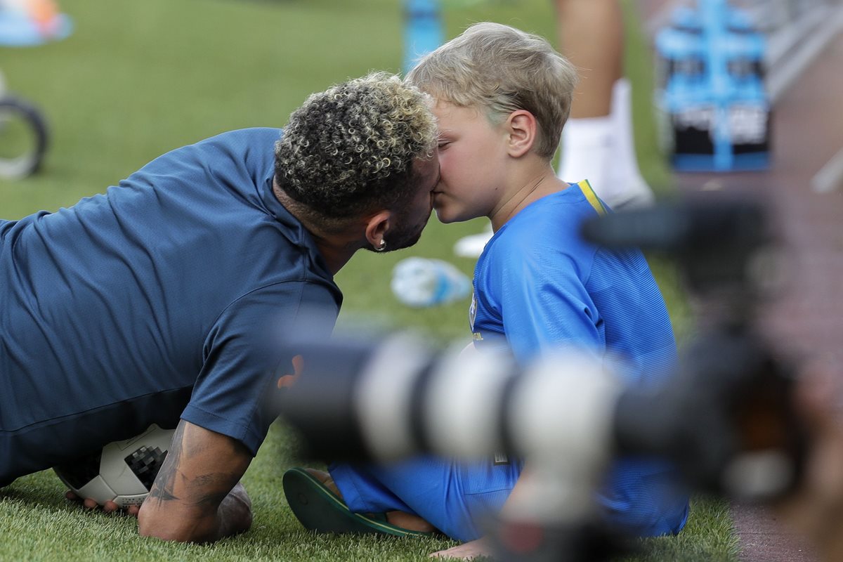 Neymar derritió corazones al demostrar frente a las cámaras el gran cariño que comparte con su hijo. (Foto Prensa Libre: EFE)