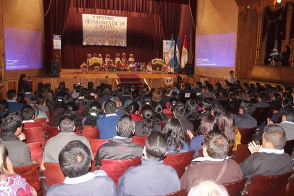 Estudiantes participan en el festival departamental cultural, en  Totonicapán, en el cual fue presentada la versión del himno nacional en  k'iche'. (Foto Prensa Libre: Édgar Domínguez)