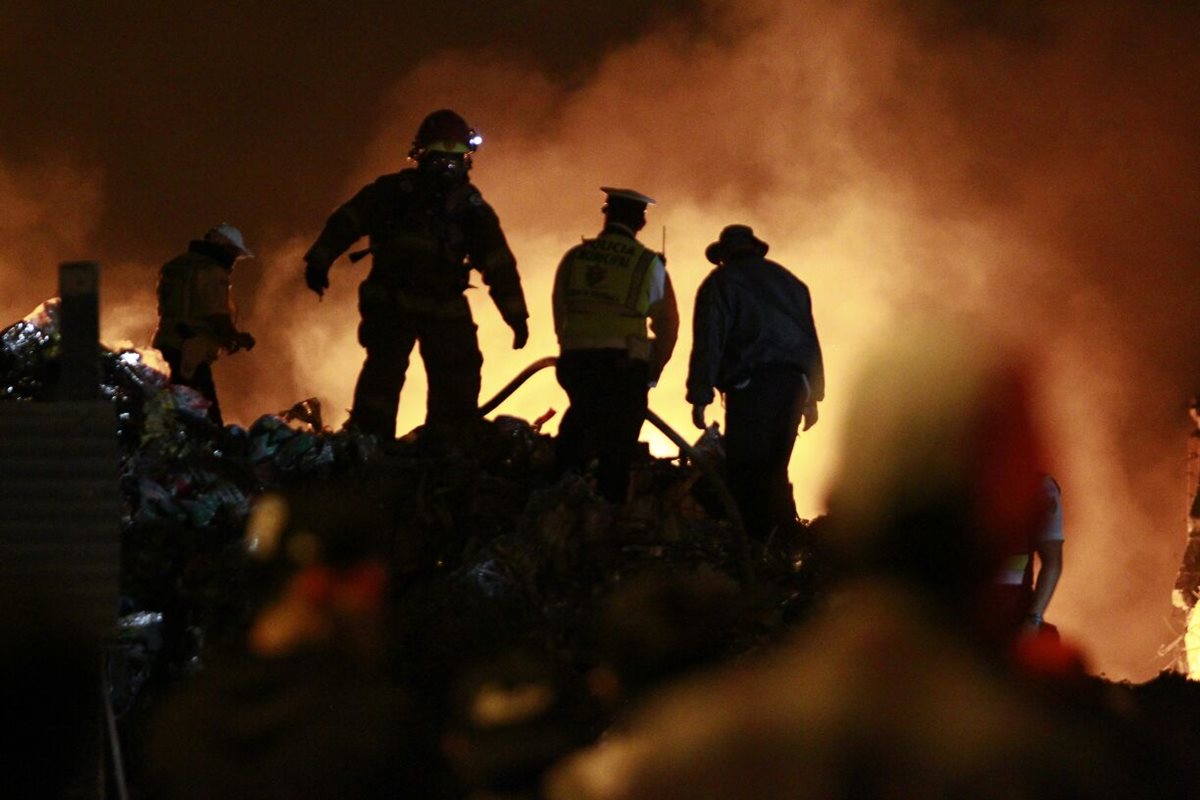 Bomberos trabajan para controlar el incendio en la recicladora. Foto Prensa Libre: Carlos Hernández.