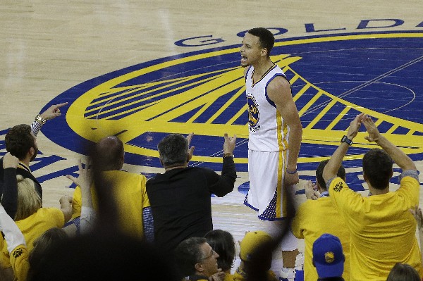 Stephen Curry fue el jugador más importante en el quinto partido para los Warriors. (Foto Prensa Libre: AP)