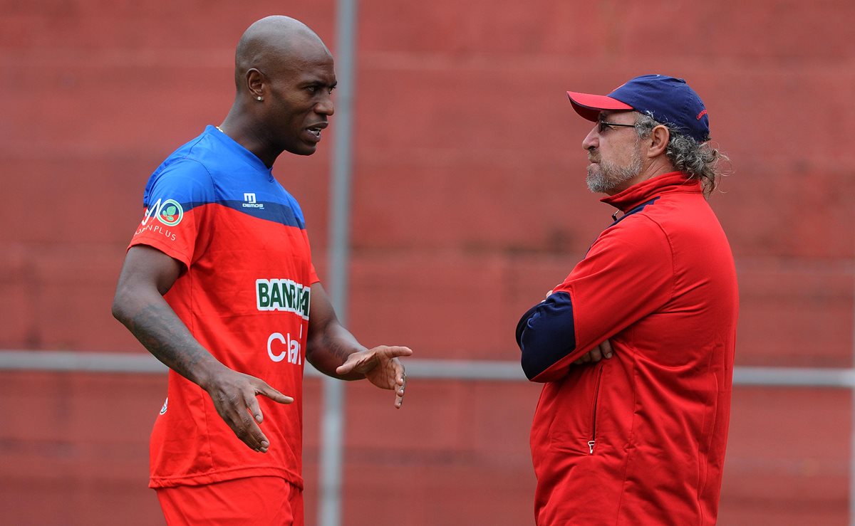 En el entrenamiento de este lunes, el jugador Johnny Woodly sostuvo una extensa charla con el entrenador Gustavo Machaín. (Foto Prensa Libre: Óscar Felipe Q.)