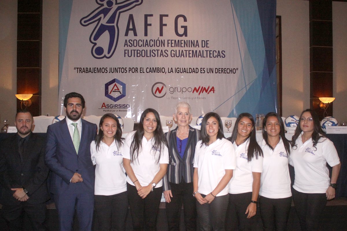 La junta directiva de la Asociación Femenina de Futbolistas Guatemalteca junto a Adela Camacho, Érick Ovalle y Marc Tarada, el delegado de la Liga. (Foto Prensa Libre: Jesús Cuque)