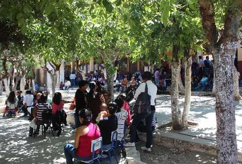 Maestros de Pueblo Nuevo Viñas, durante  asamblea municipal.