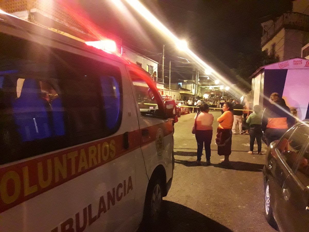 El ataque ocurrido en la vía pública cobró la vida de tres personas. (Foto: Bomberos Voluntarios)