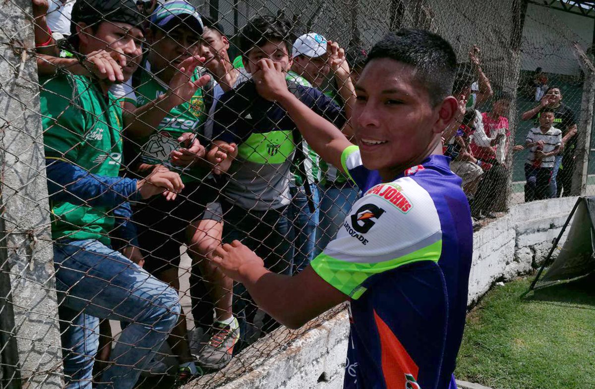 Alexander Vidal Paz festejó con la afición su primera anotación con Antigua GFC en su debut. (Foto prensa Libre: Carlos Vicente)