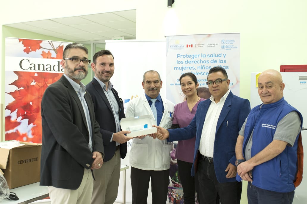 Representantes de la embajada de Canadá, OPS, OMS y del Hospital Nacional de Huehuetenango, durante el evento de entrega de equipo para el Banco de Leche. (Foto Prensa Libre: Cortesía)