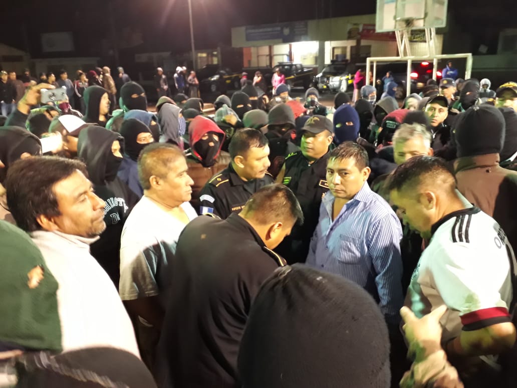 Tres policías y dos civiles fueron retenidos en la terminal de buses de Tecpán Guatemala, Chimaltenango. (Foto Prensa Libre: Cortesía)
