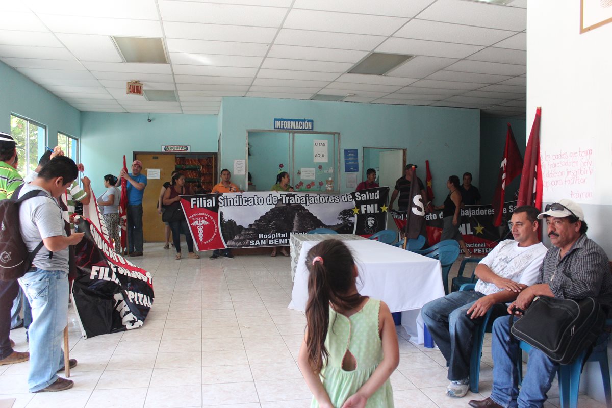 Sindicalistas permanecen en instalaciones del Hospital Regional de San Benito, Petén. (Foto Prensa Libre: Rigoberto Escobar)