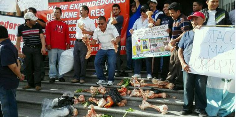 Los carniceros tiraron varios huesos frente al Palacio Nacional de la Cultura. (Foto Prensa Libre: Natiana Gándara).