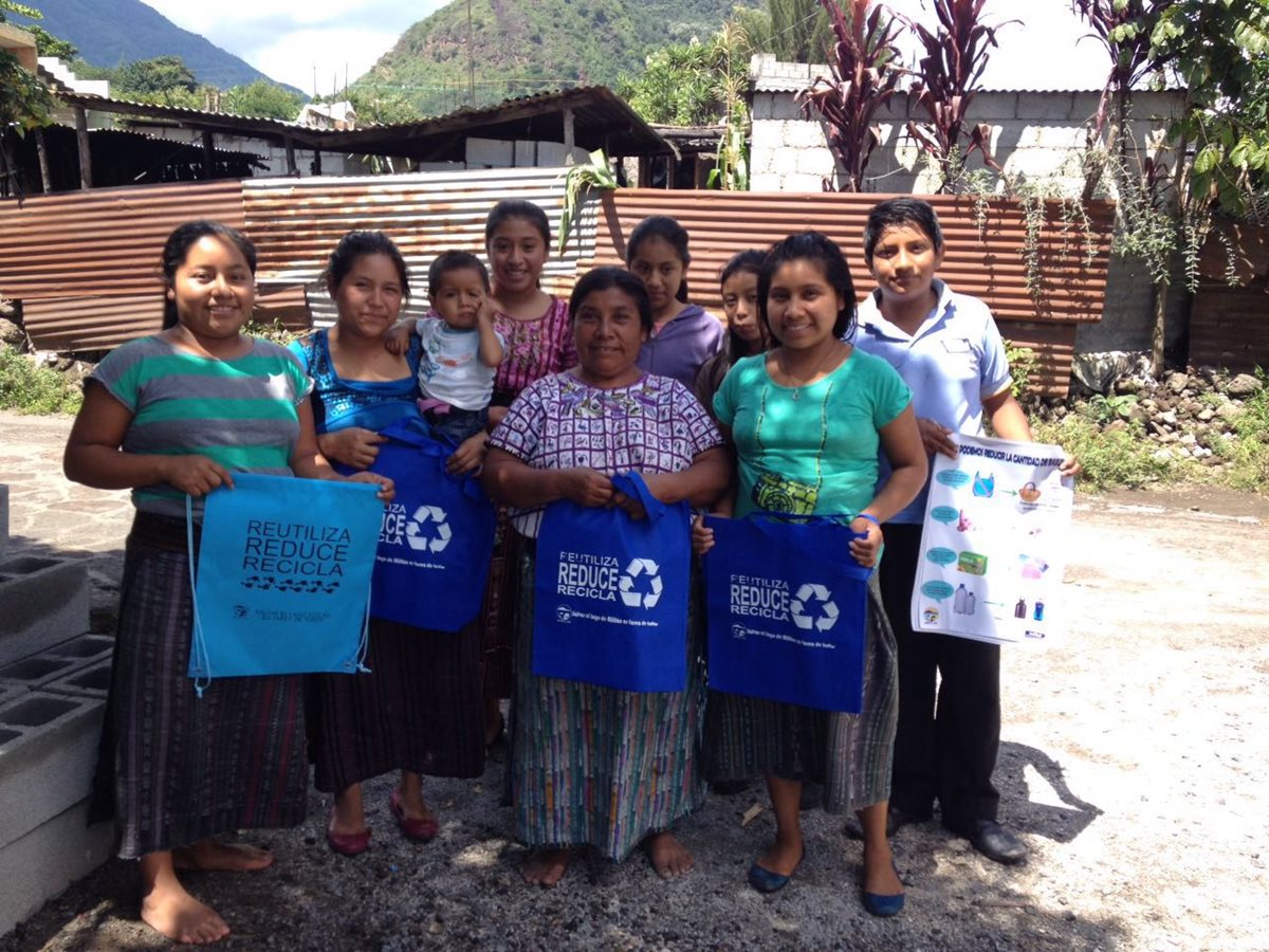 Mujeres muestran bolsas de tela que usarán en lugar de las hechas de plástico, en San Pedro La Laguna, Sololá. (Foto Prensa Libre: Ángel Julajuj)