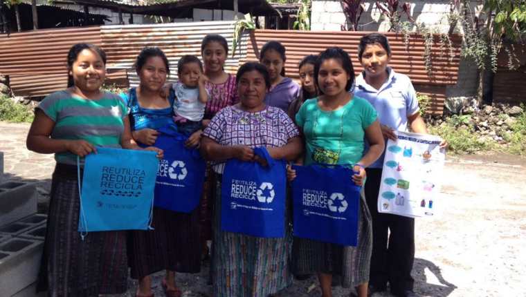 Mujeres muestran bolsas de tela que usarán en lugar de las hechas de plástico, en San Pedro La Laguna, Sololá. (Foto Prensa Libre: Ángel Julajuj)