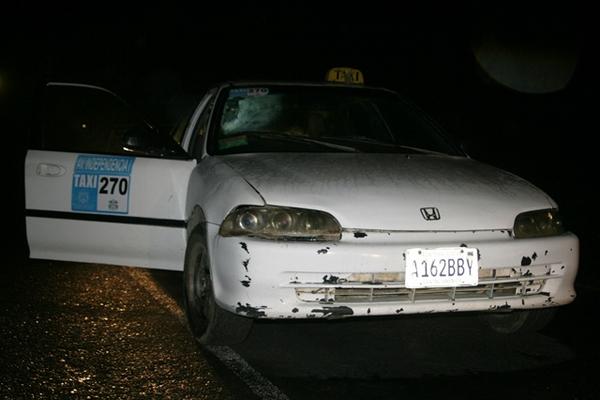 Taxi en el que fue encontrado el cadáver de Sergio Anibal Cu Chen, en Cobán, Alta Verapaz. (Foto Prensa Libre: Ángel Martín Tax)