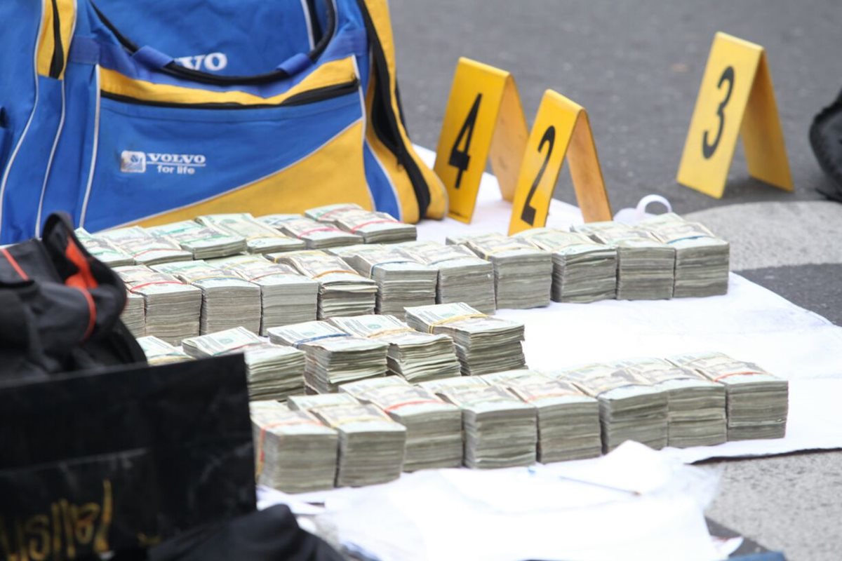 Dólares hallados en picop son contabilizados por las peritos del Ministerio Público. (Foto Prensa Libre: Érick Ávila)