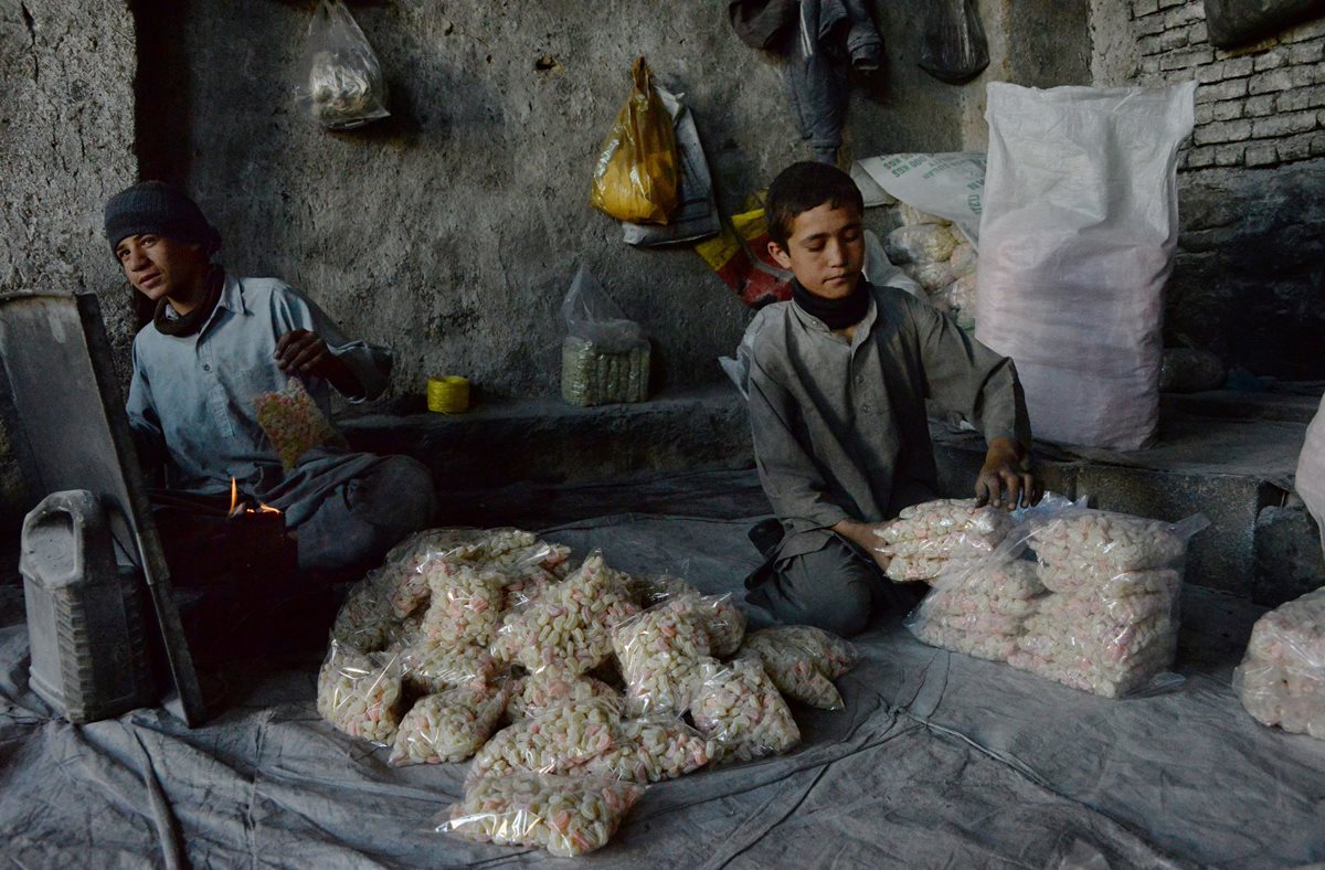 El trabajo infantil es uno de los grandes flagelos en países en conflicto como Afganistán. (Foto Prensa Libre: AFP)