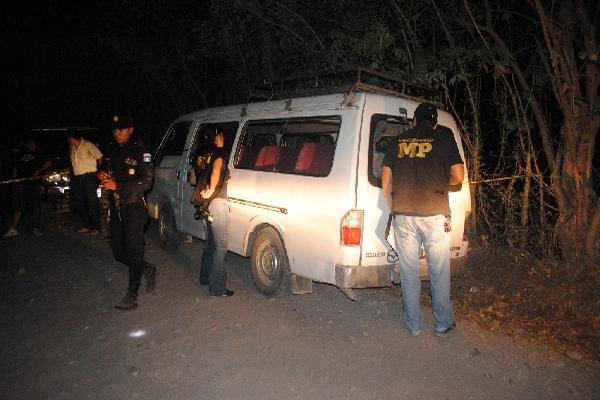 Cadáver de pasajero quedó dentro de microbús atacado a balazos por un hombre.
