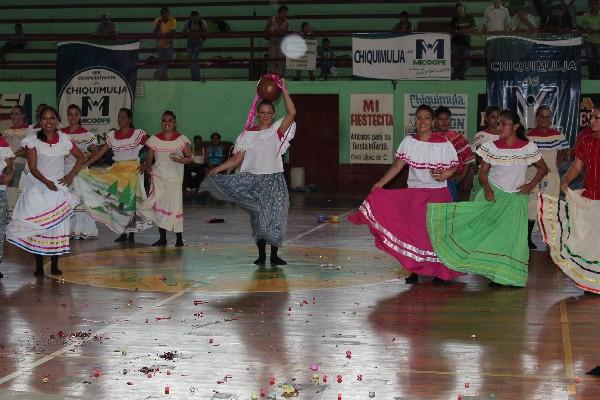 Jóvenes visten   traje típico  de Chiquimula.