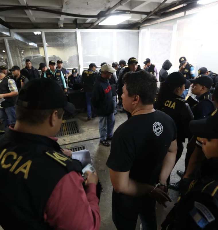 La banda utilizaba autopatrullas, uniformes y emblemas para delinquir. (Foto Prensa Libre: Erick Avila)