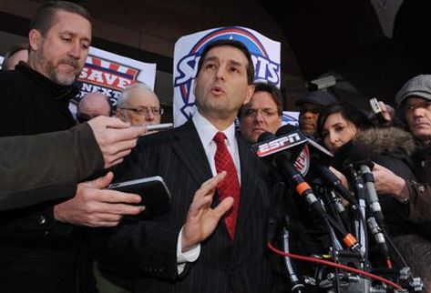 El vicepresidente ejecutivo de la Liga Nacional de Fútbol (NFL), Jeff Pash, tras salir de la reunión de conciliación. (Foto Prensa Libre: EFE)