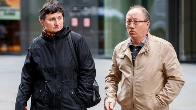 La madre de Lionnet, Catherine Devallonne y su padrastro, Stephane Devallonne, asistieron a gran parte del juicio. AFP