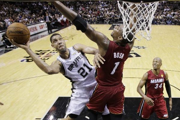 Tim Duncan fue pieza clave para el triunfo de los Spurs de San Antonio, ante el Heat de Miami en la final de la NBA. (Foto Prensa Libre: EFE)