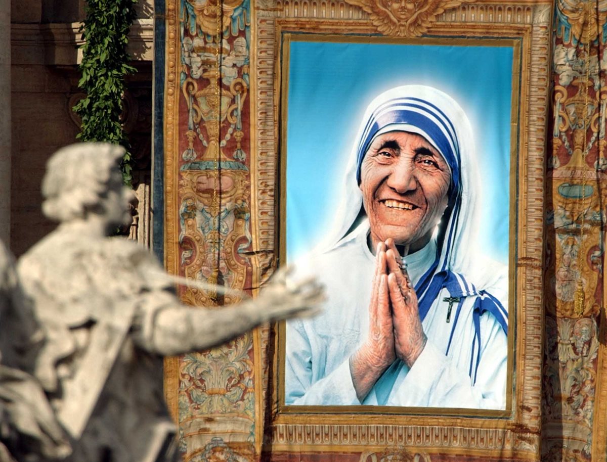 Tapiz con el retrato de Madre Teresa el día de su beatificación en Roma el 19 de octubre de 2003. (Foto: AP)