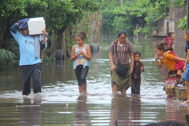 Las inundaciones en la costa sur son causadas por el desborde de ríos. (Foto Prensa Libre: Hemeroteca)