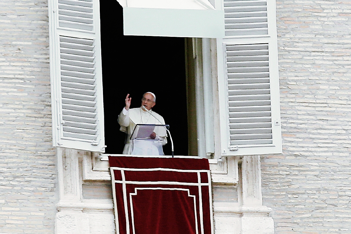 El papa Francisco se refirió a Romero durante el Angelus.(Foto Prensa Libre: AP).