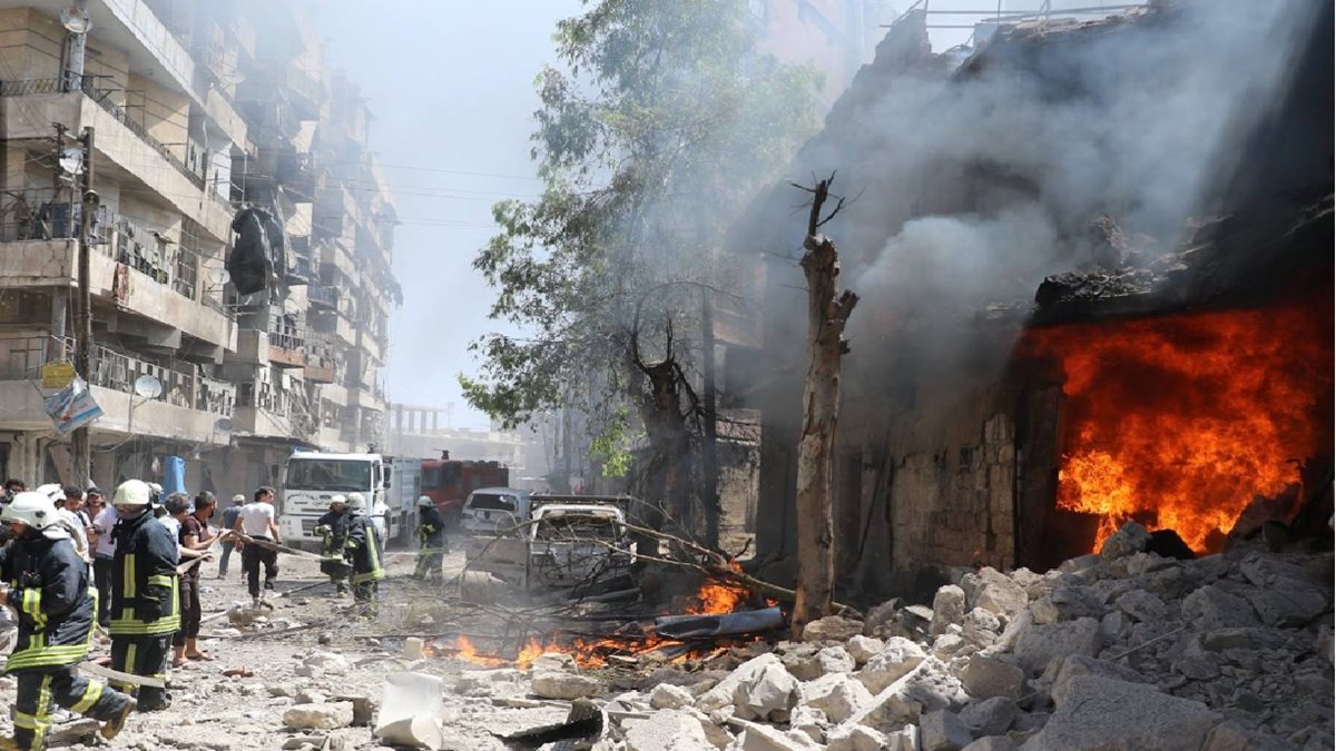 Socorristas sirios(i)se reúnen en una calle después de un atacado aéreo en Alepo.(Foto Prensa Libre:AFP).