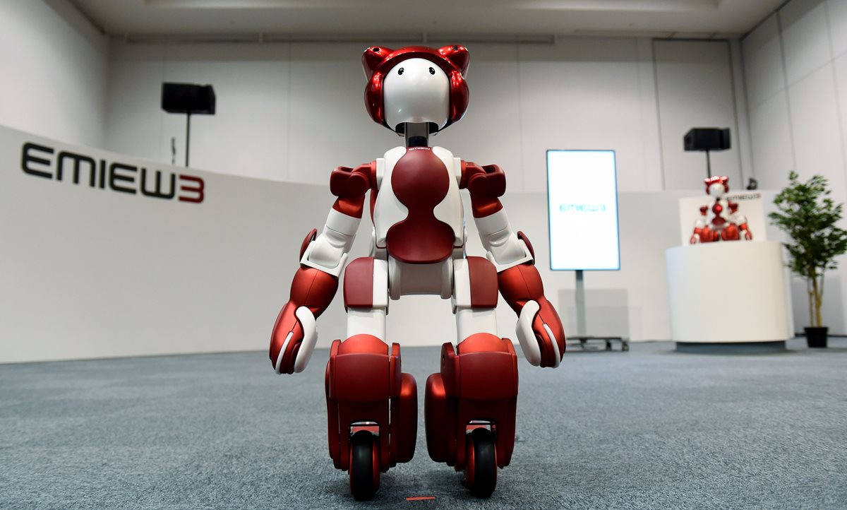 Emiew 3 es un androide de metro y medio desarrollado por Hitachi. (Foto Prensa Libre: AFP).