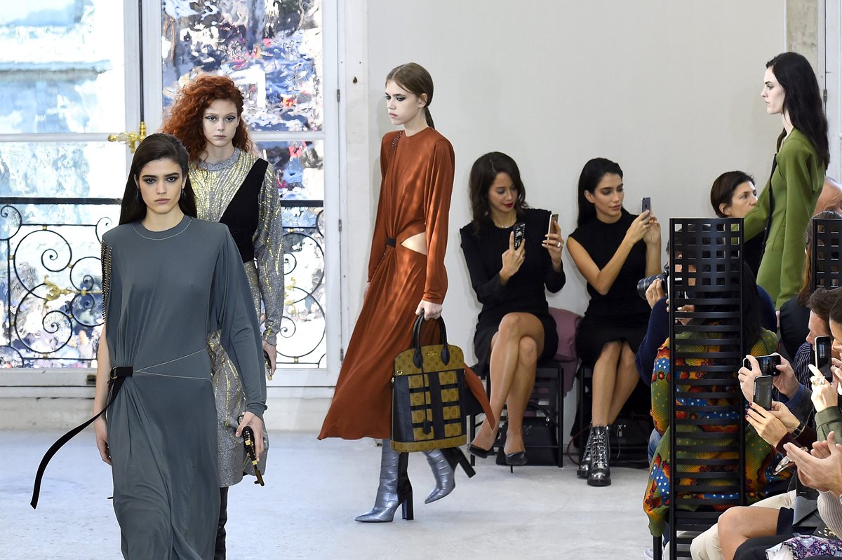 Louis Vuitton presentó su colección primavera-verano 2017 en la Semana de la Moda de París, que finalizó el miércoles. (Fotos Prensa Libre: AFP)