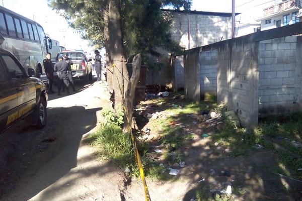 El cadáver fue localizado en una propiedad abandonada, en Chimaltenango. (Foto Prensa Libre: Víctor Chamalé).