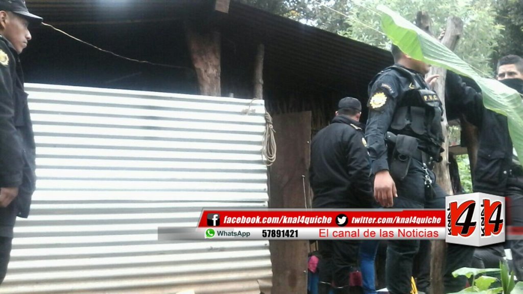 Autoridades catean vivienda del sindicado de haber muerte a su madre en Joyabaj, Quiché. (Foto Prensa Libre: @knal4quiche).