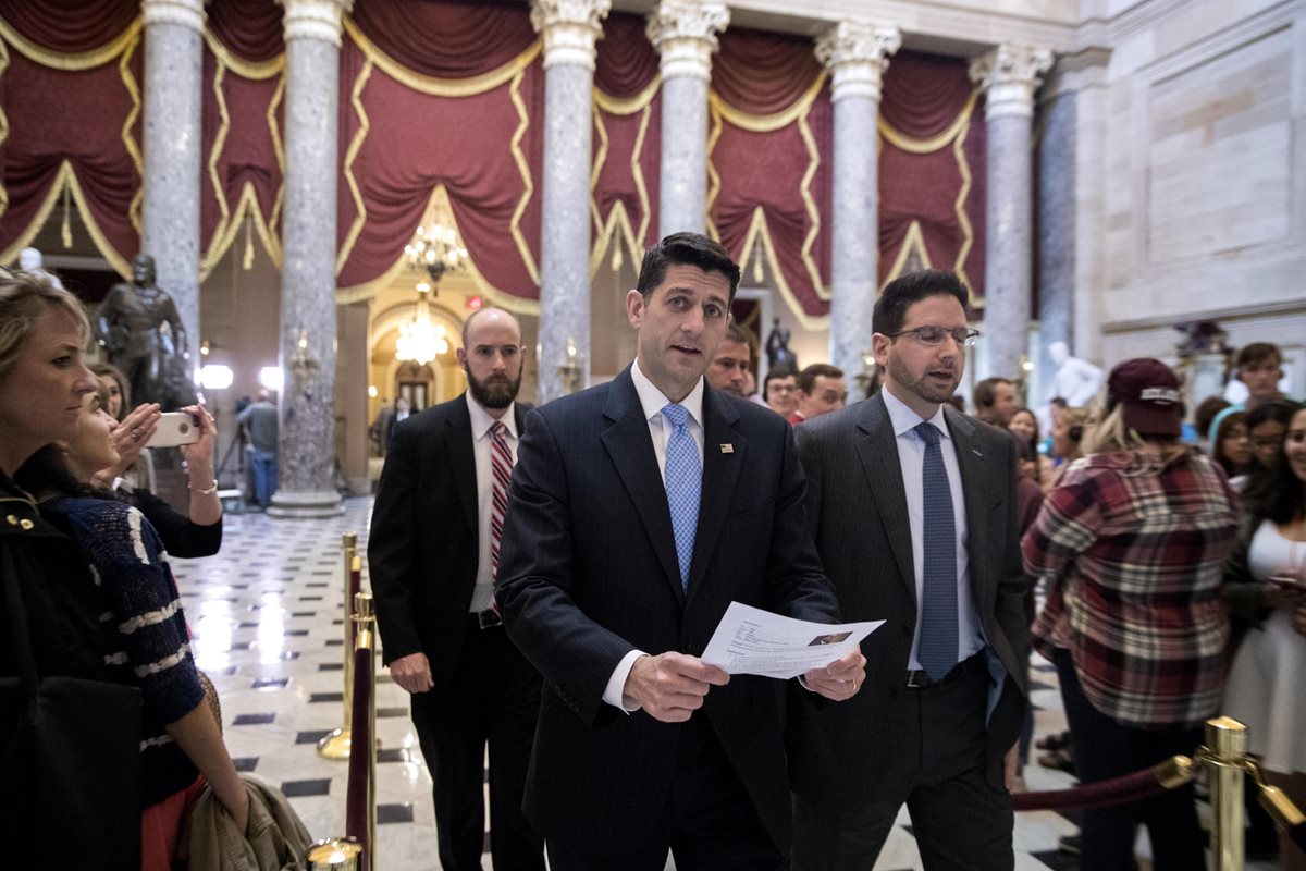 El presidente de la Cámara de Representantes de los EE.UU. Paul Ryan (c), camina por Statuary Hall antes de la votación de la Cámara. (Foto Prensa Libre: EFE)