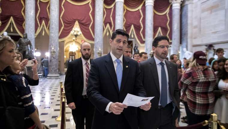 El presidente de la Cámara de Representantes de los EE.UU. Paul Ryan (c), camina por Statuary Hall antes de la votación de la Cámara. (Foto Prensa Libre: EFE)