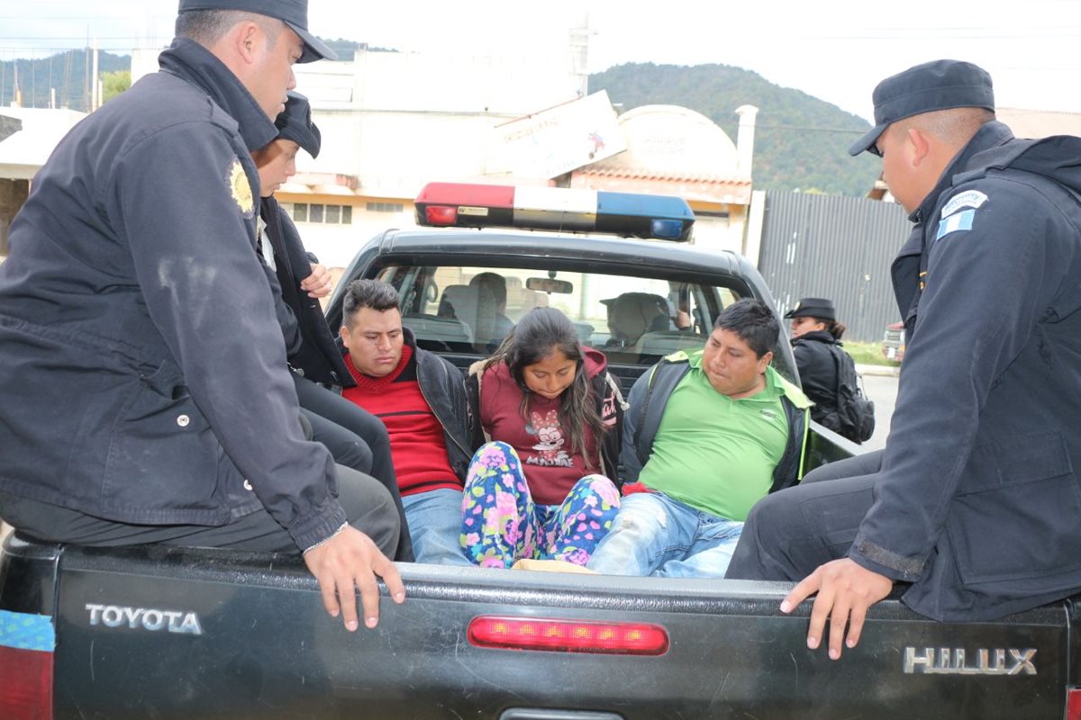 Agentes de la PNC trasladan a los aprehendidos al juzgado en Quetzaltenango. (Foto Prensa Libre: PNC)