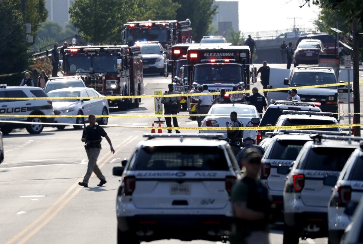 Policía acordona lugar del ataque en Virginia. (Foto Prensa Libre: EFE)