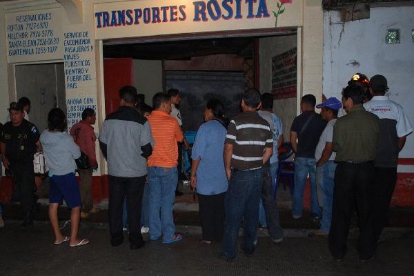 Curiosos observan   los daños que dejó la granada que explotó en Poptún.