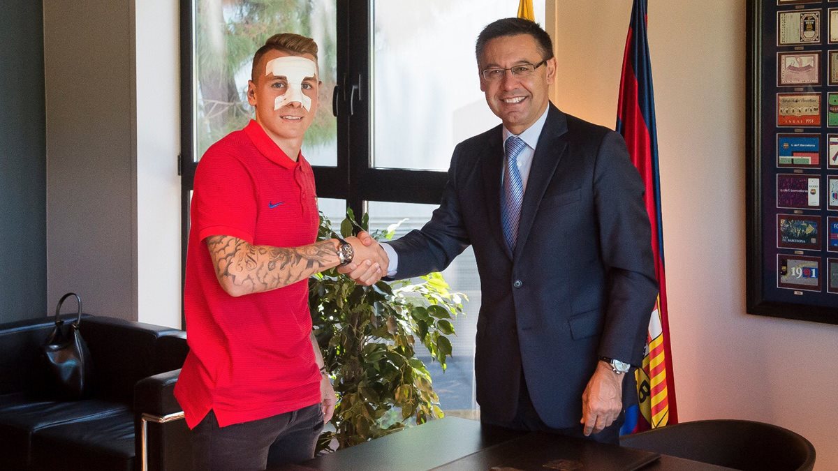 El presidente del FC Barcelona, José María Bartomeu le dio la bienvenida a Lucas Digne en las instalaciones del equipo. (Foto Prensa Libre: FC Barcelona)