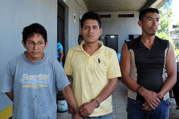 Tres presuntos asaltantes fueron detenidos, tras ser perseguidos al ser sorprendidos robando en una casa en El Asintal. (Foto Prensa Libre: Rolando Miranda)<br _mce_bogus="1"/>